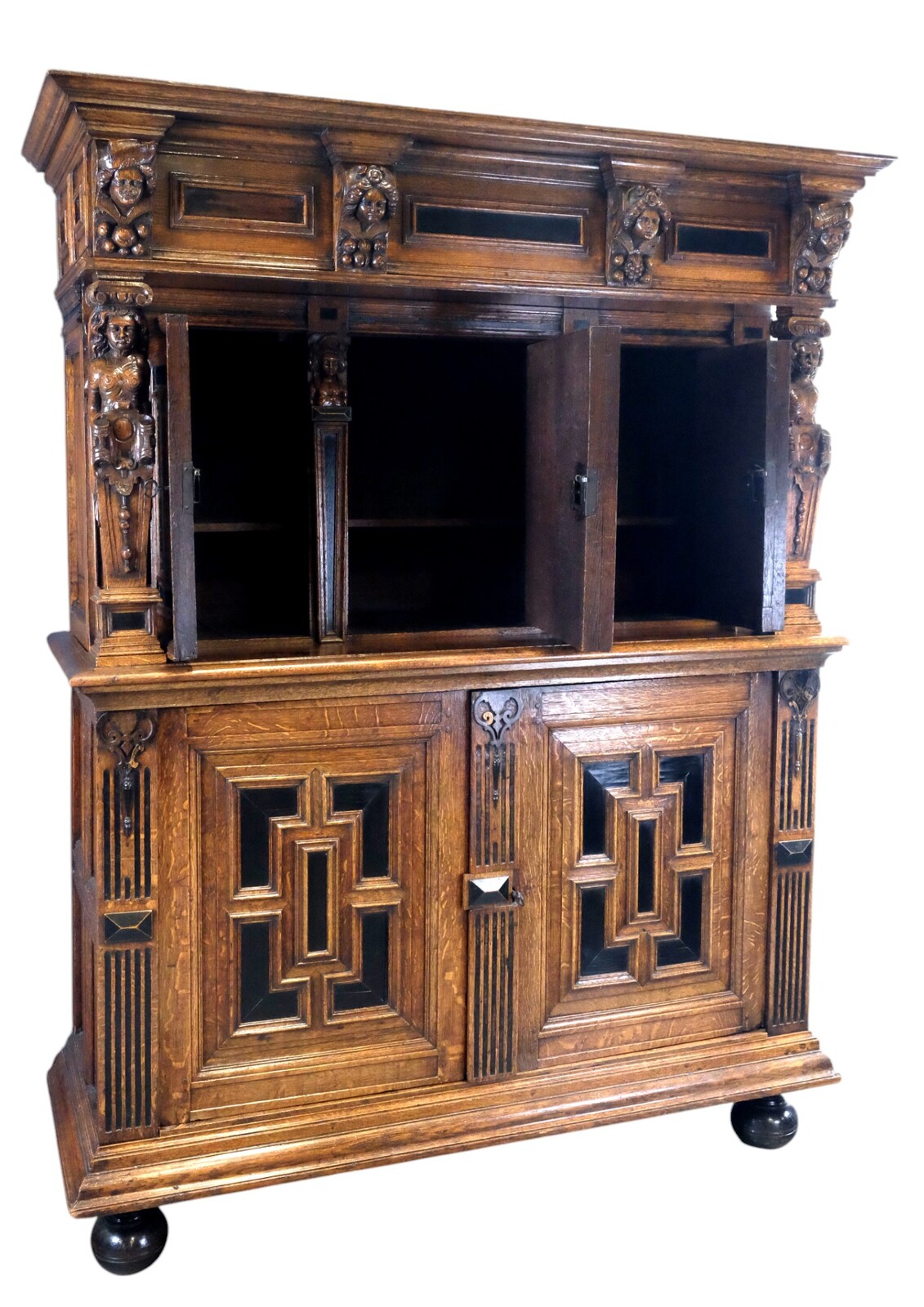 Beautiful 18th century statue cabinet. ‘Beeldenkast’, or ‘Buffetkast’.