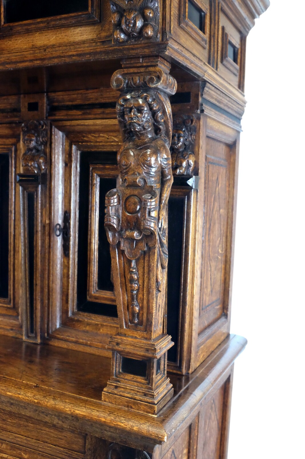 Beautiful 18th century statue cabinet. ‘Beeldenkast’, or ‘Buffetkast’.