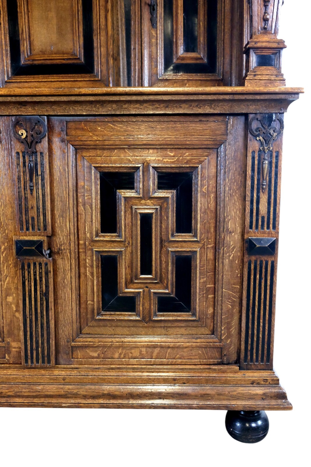 Beautiful 18th century statue cabinet. ‘Beeldenkast’, or ‘Buffetkast’.