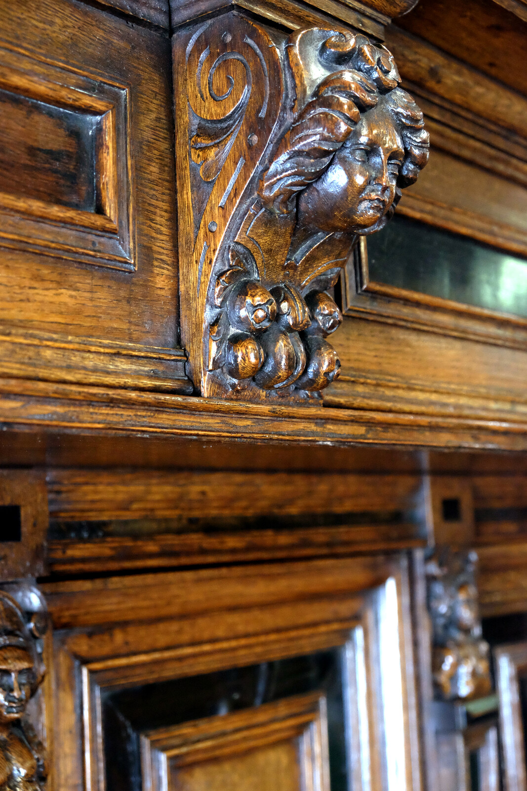 Beautiful 18th century statue cabinet. ‘Beeldenkast’, or ‘Buffetkast’.