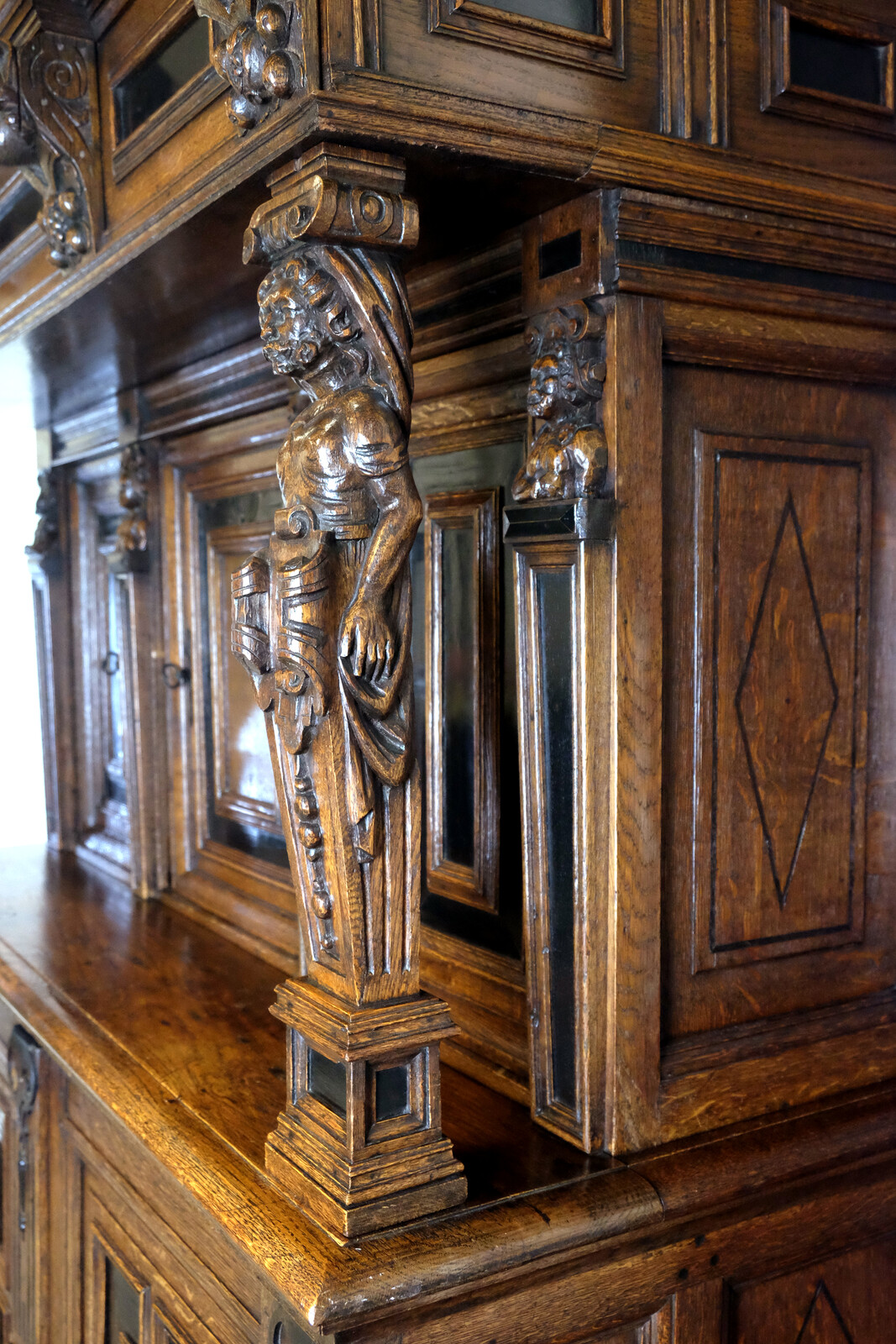 Beautiful 18th century statue cabinet. ‘Beeldenkast’, or ‘Buffetkast’.