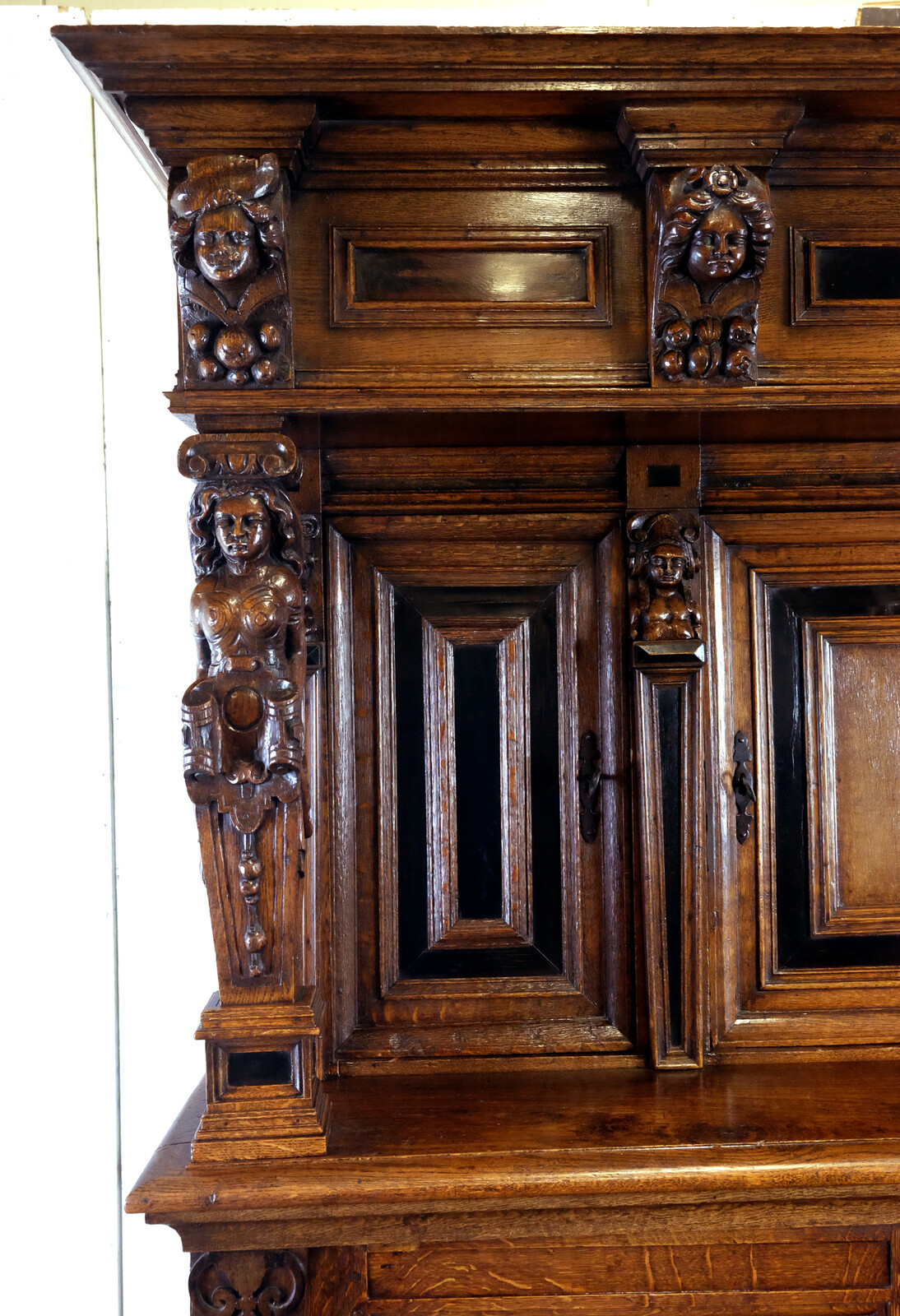 Beautiful 18th century statue cabinet. ‘Beeldenkast’, or ‘Buffetkast’.