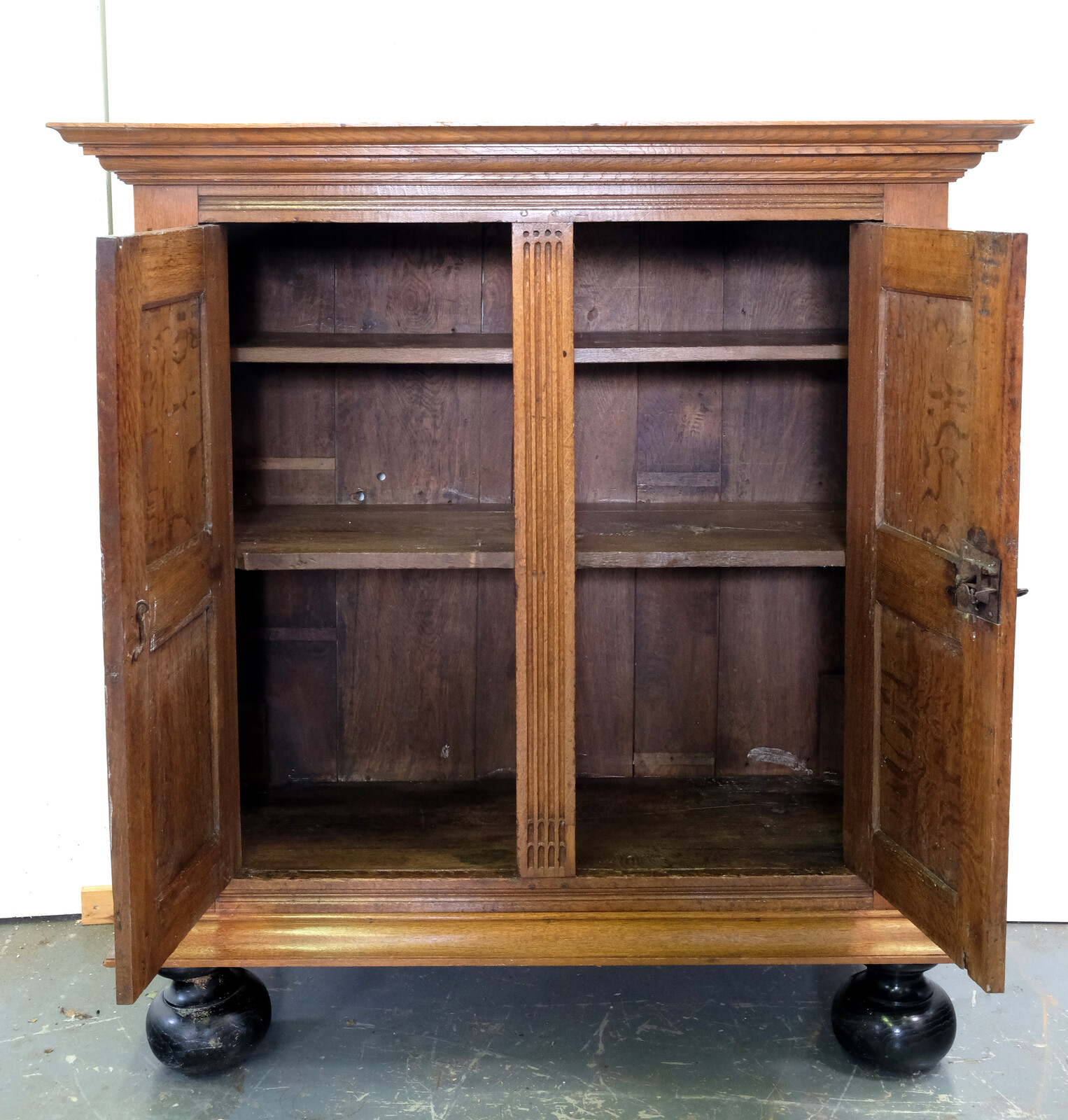 Blond oak two-door cabinet from around 1700.