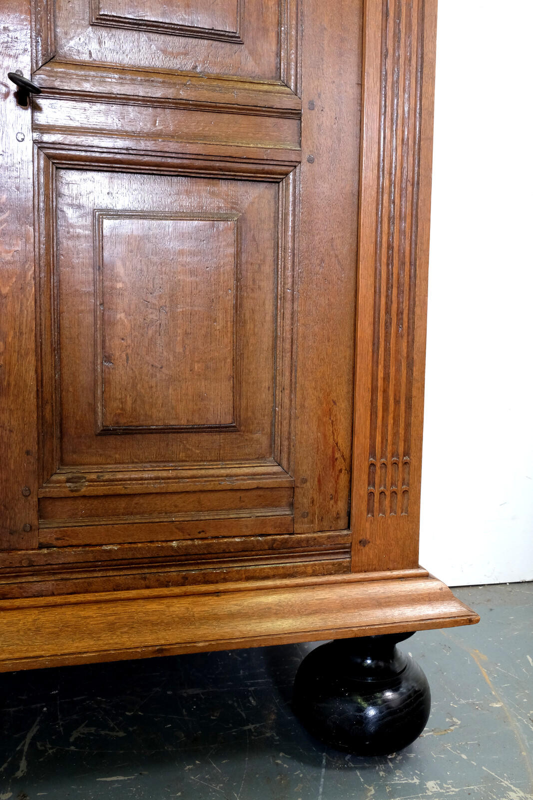 Blond oak two-door cabinet from around 1700.