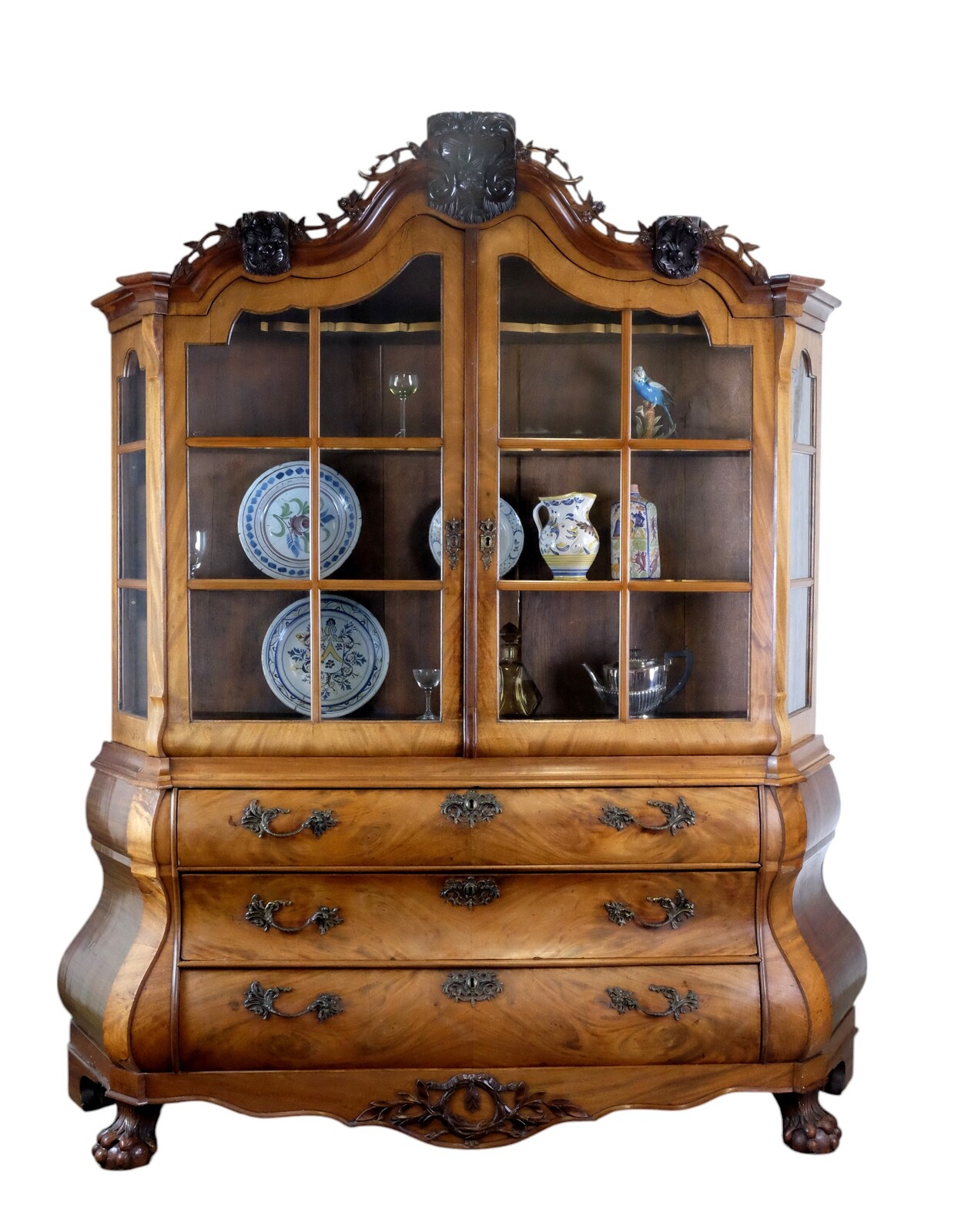 Elegant display cabinet in Louis XV style, around 1750. 