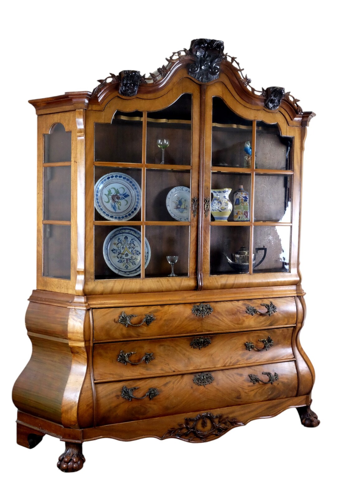 Elegant display cabinet in Louis XV style, around 1750. 