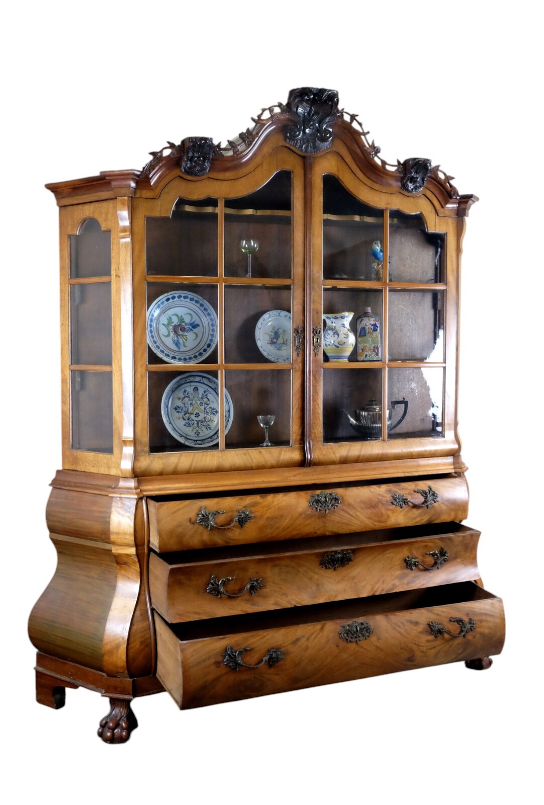 Elegant display cabinet in Louis XV style, around 1750. 