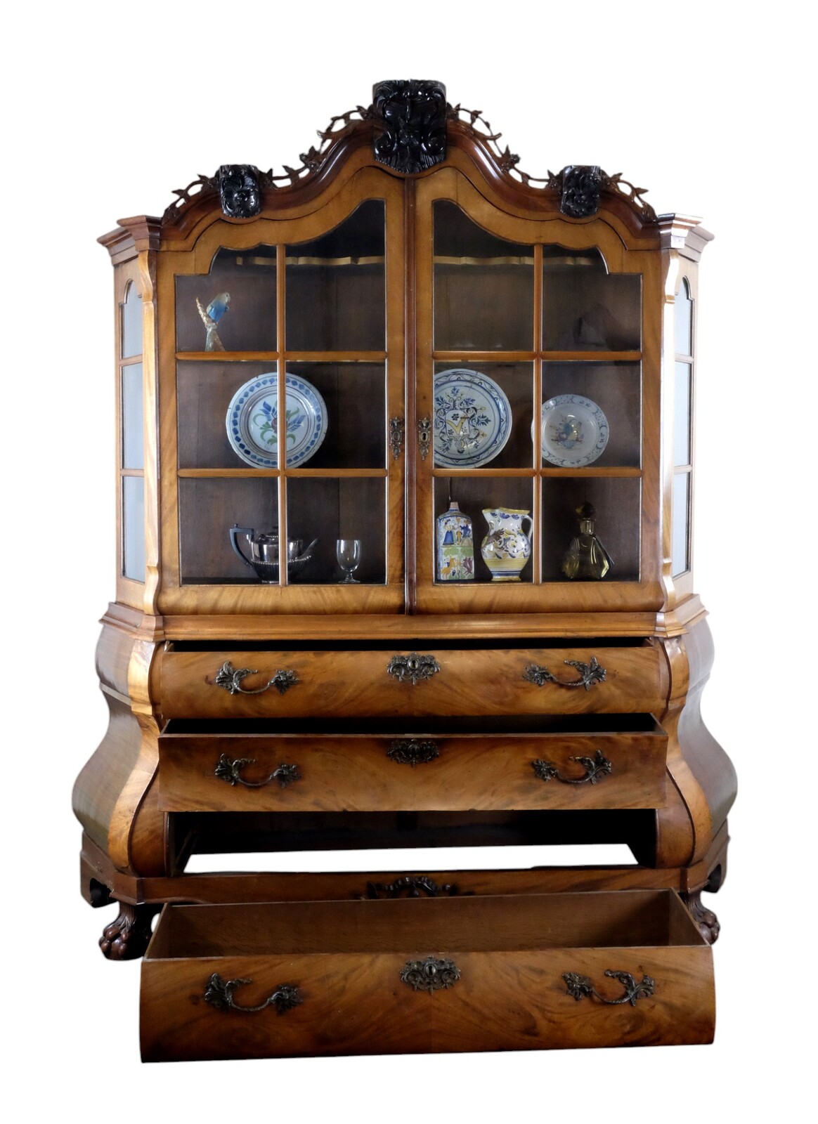 Elegant display cabinet in Louis XV style, around 1750. 