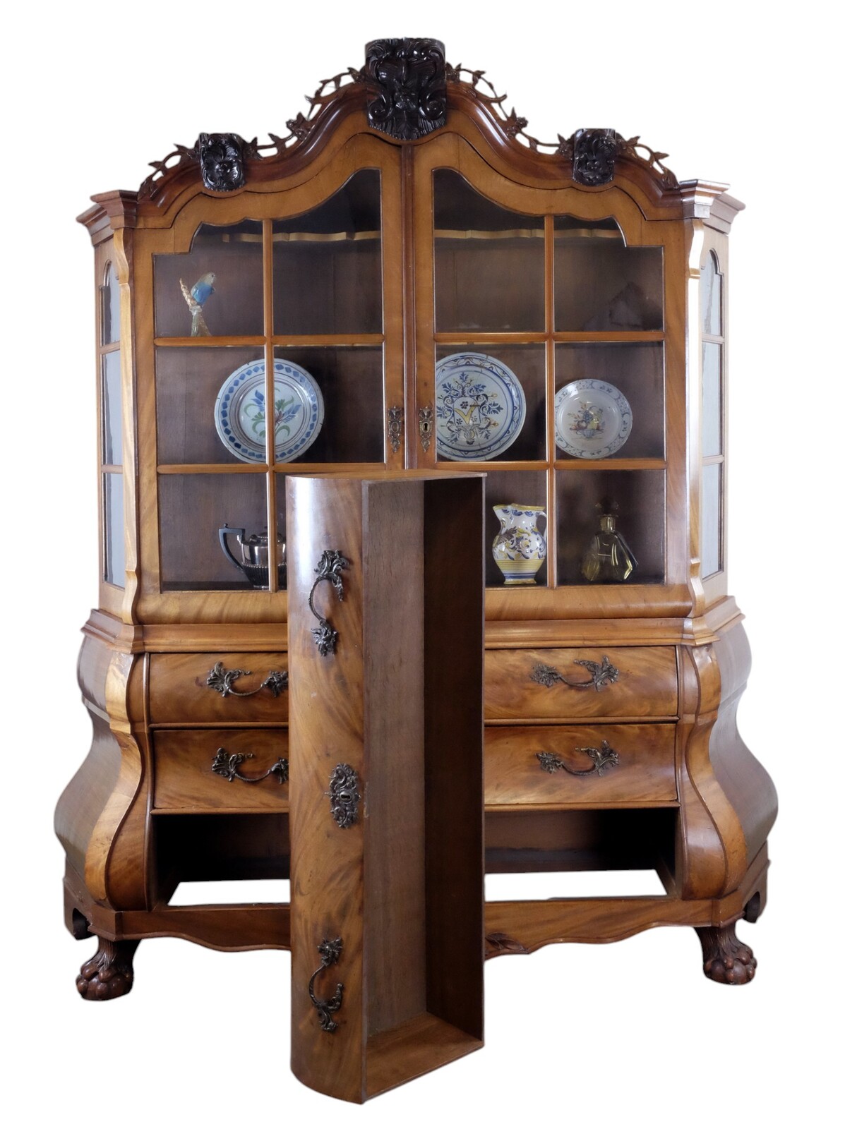 Elegant display cabinet in Louis XV style, around 1750. 