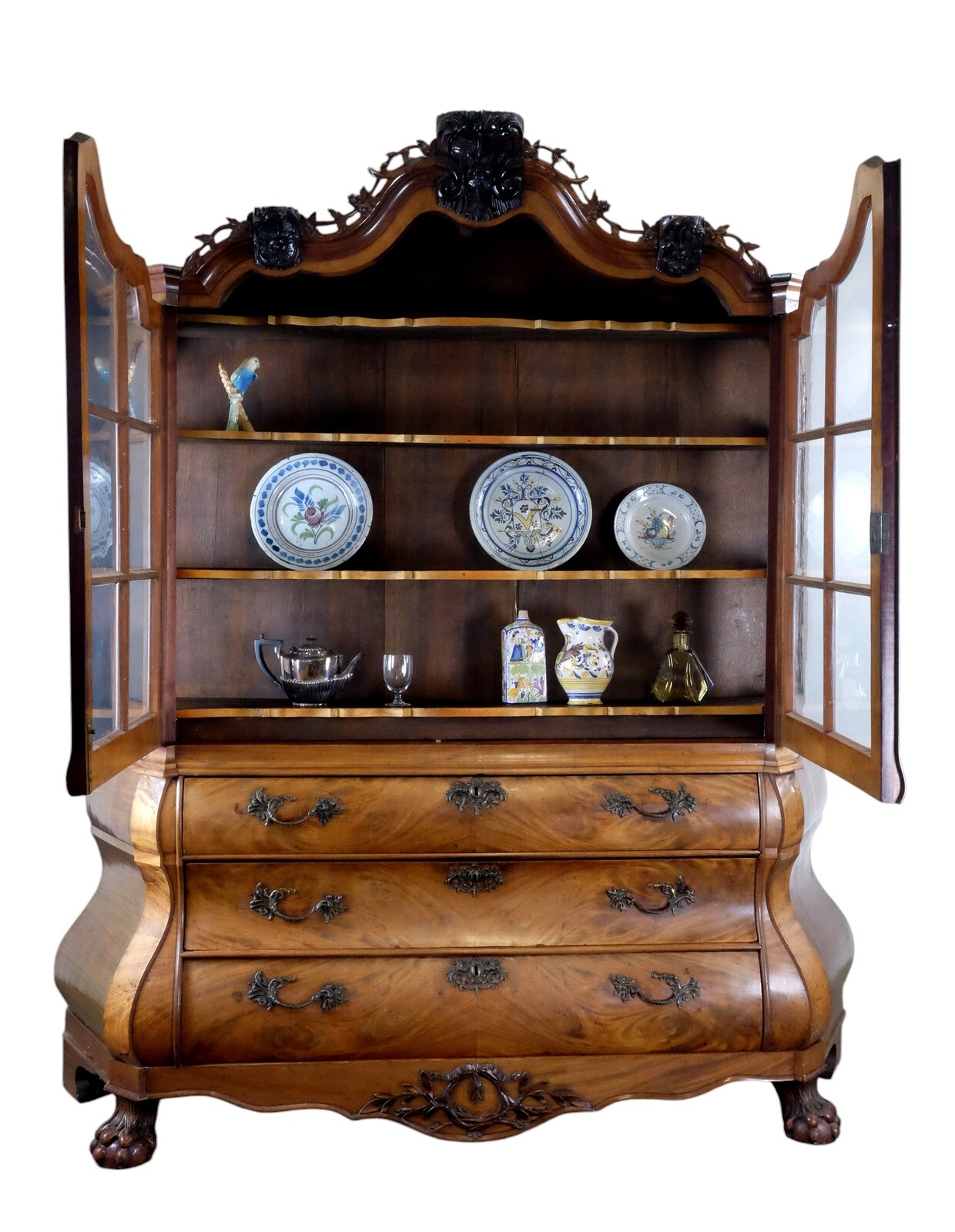 Elegant display cabinet in Louis XV style, around 1750. 