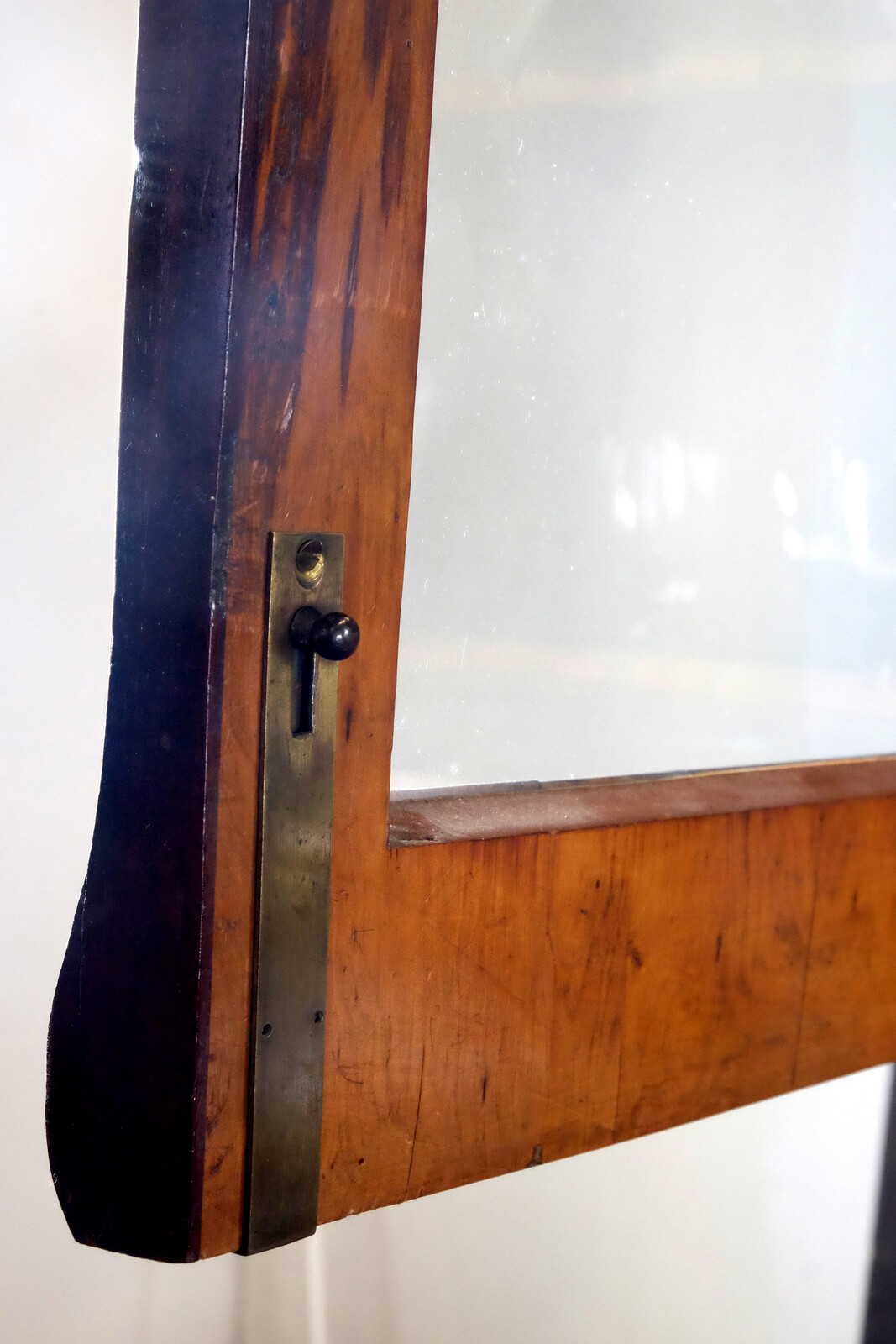 Elegant display cabinet in Louis XV style, around 1750. 