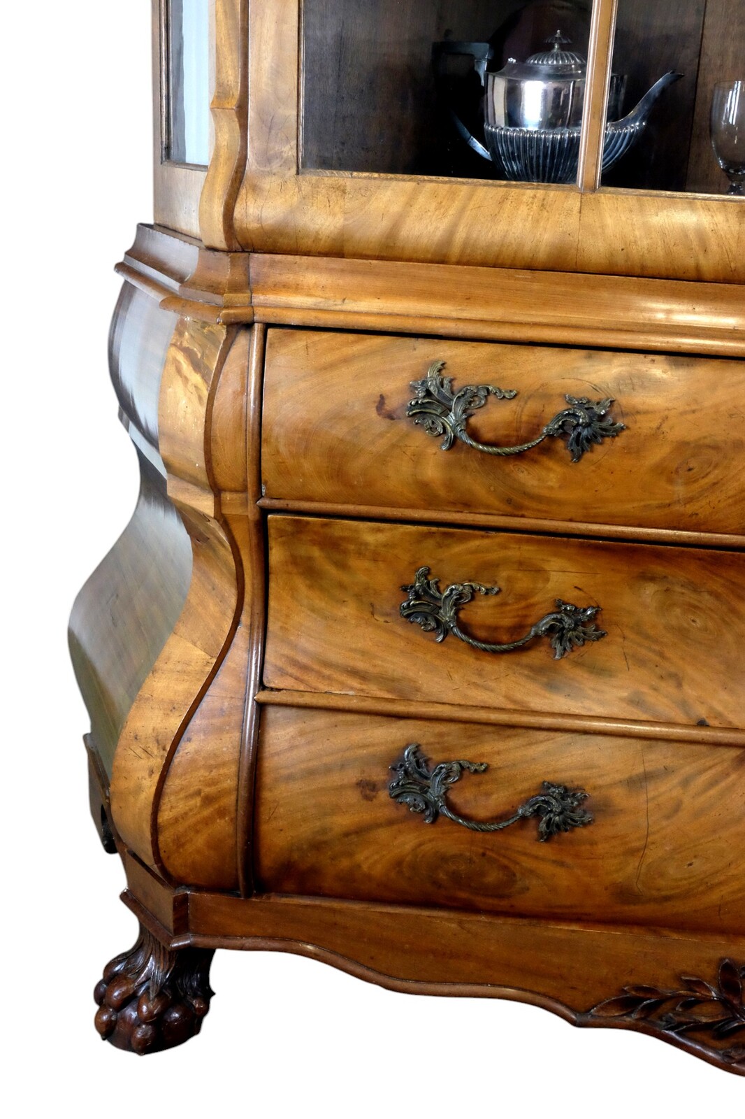 Elegant display cabinet in Louis XV style, around 1750. 