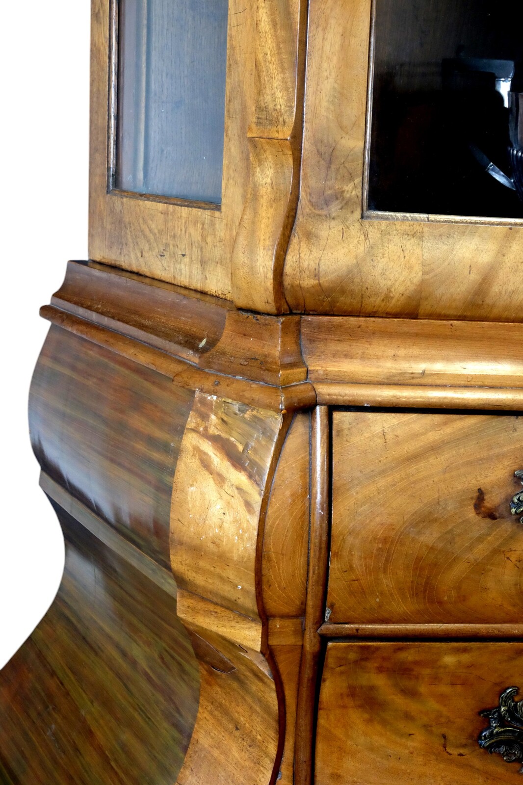 Elegant display cabinet in Louis XV style, around 1750. 