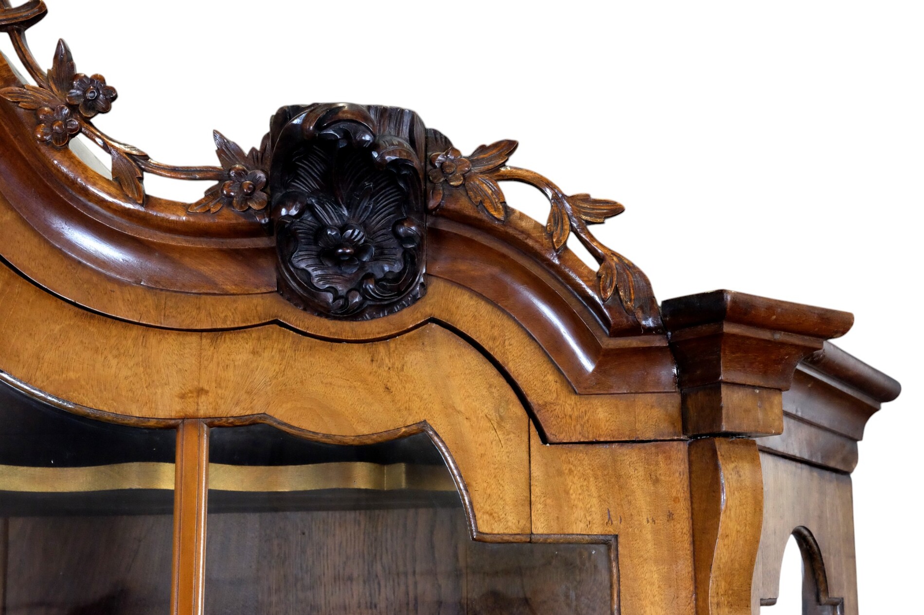 Elegant display cabinet in Louis XV style, around 1750. 