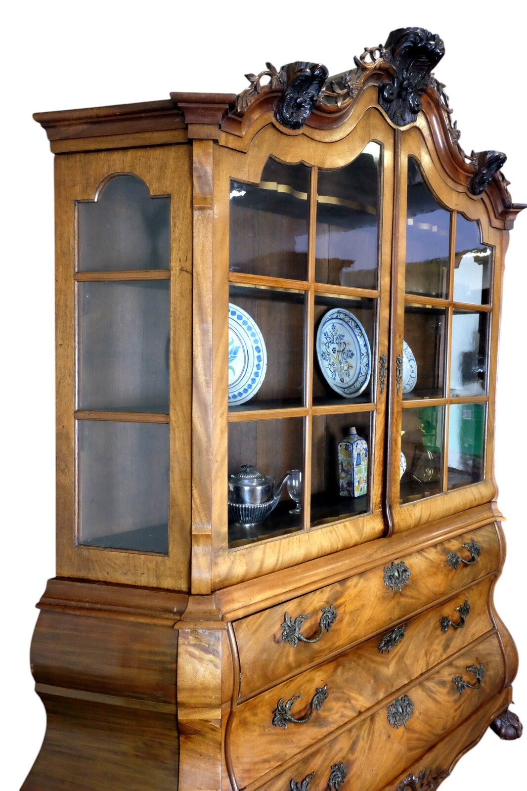 Elegant display cabinet in Louis XV style, around 1750. 