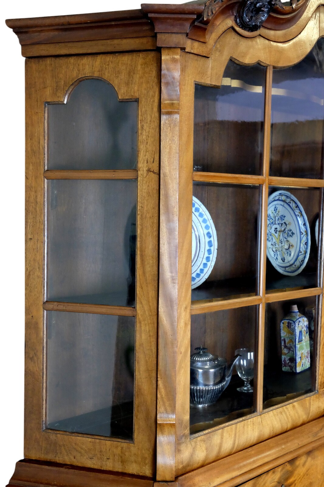 Elegant display cabinet in Louis XV style, around 1750. 