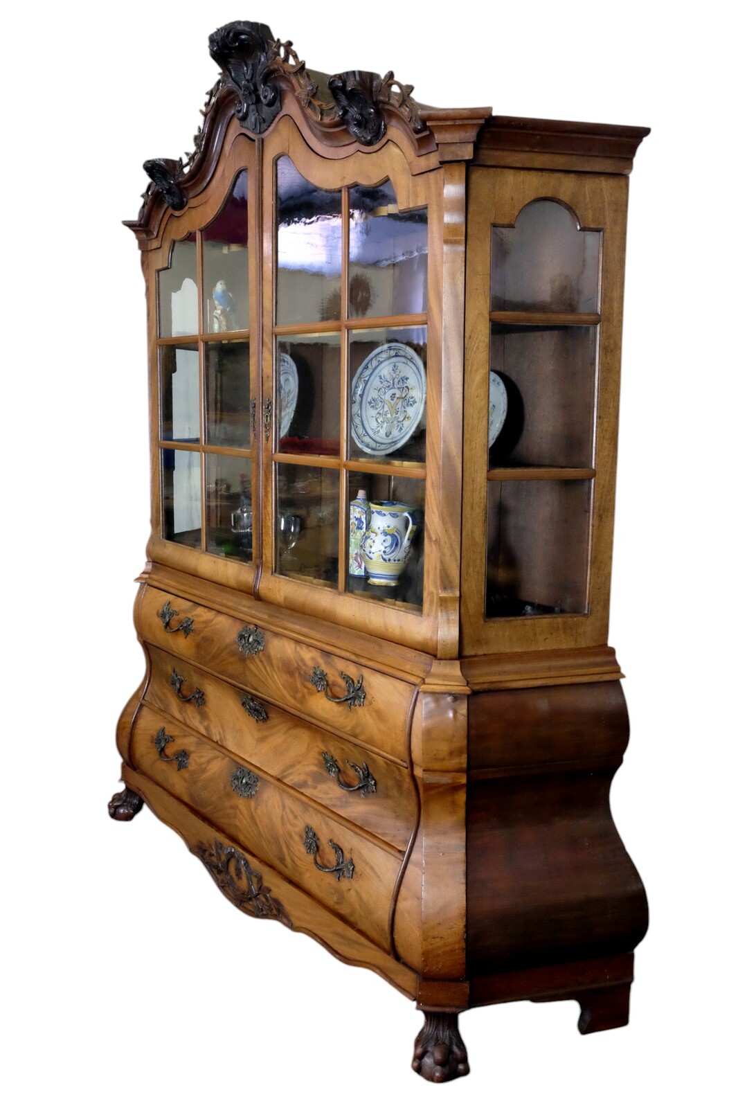 Elegant display cabinet in Louis XV style, around 1750. 