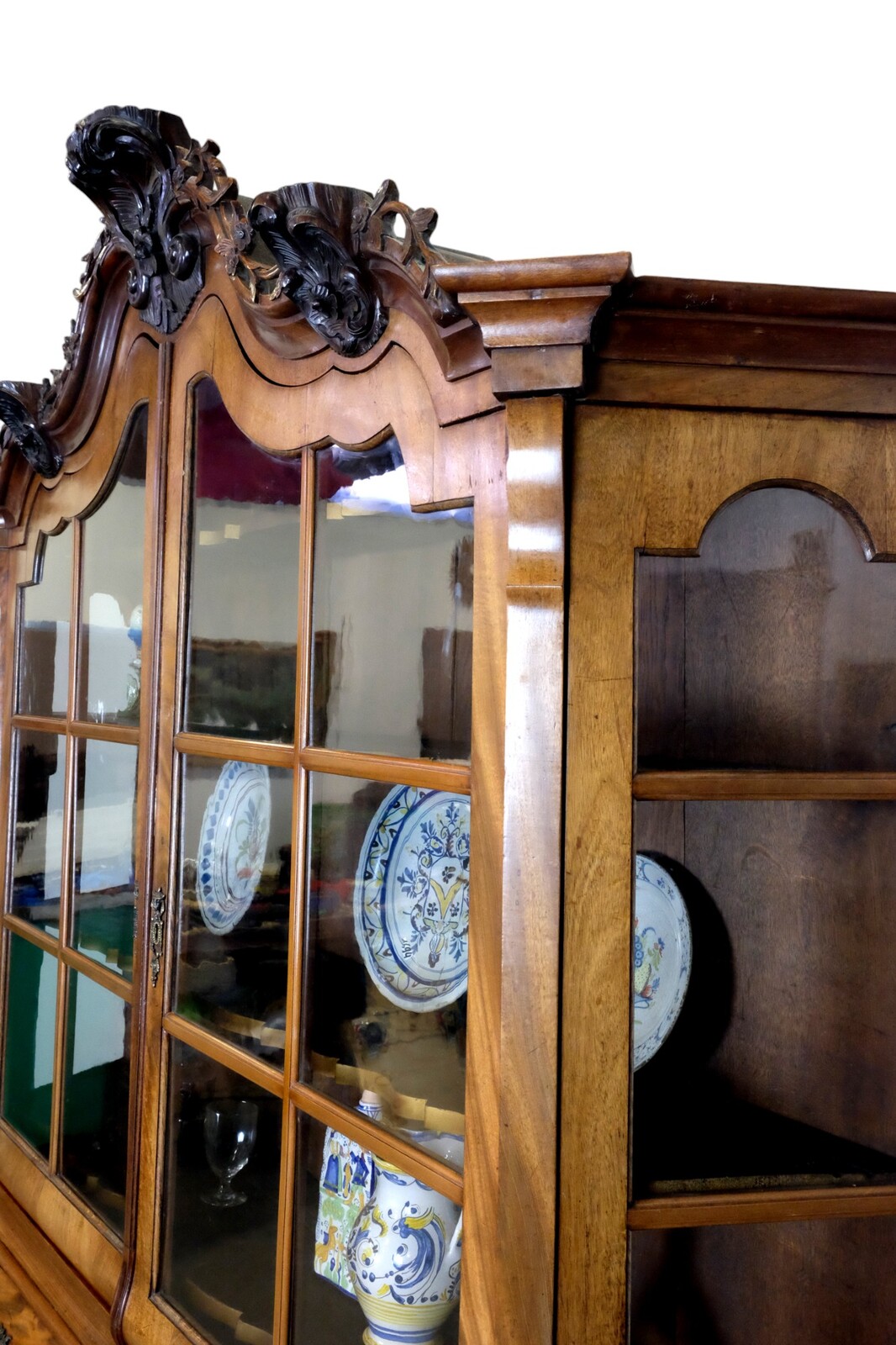 Elegant display cabinet in Louis XV style, around 1750. 