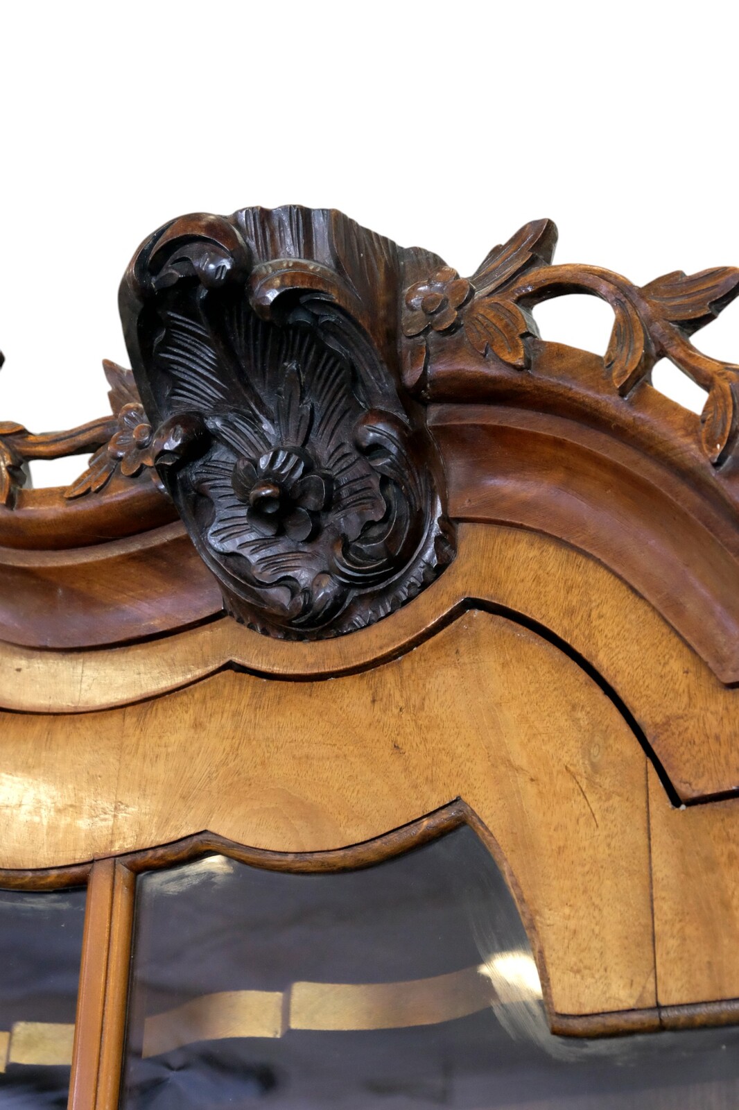 Elegant display cabinet in Louis XV style, around 1750. 