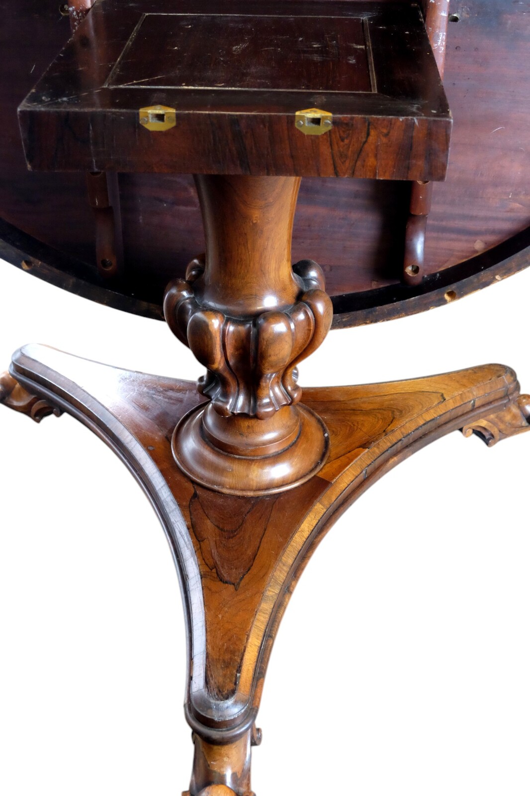 Fine crafed french round table